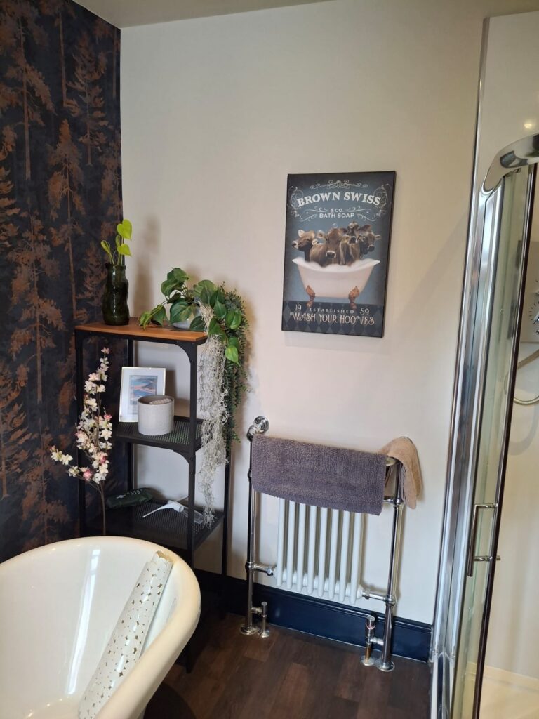 Redecorated 2026, charming and cosy modern bathroom